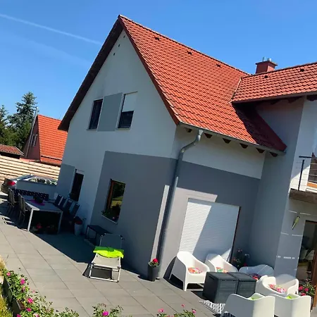 Haus Mit Terrasse Am Sonnenuntergang *